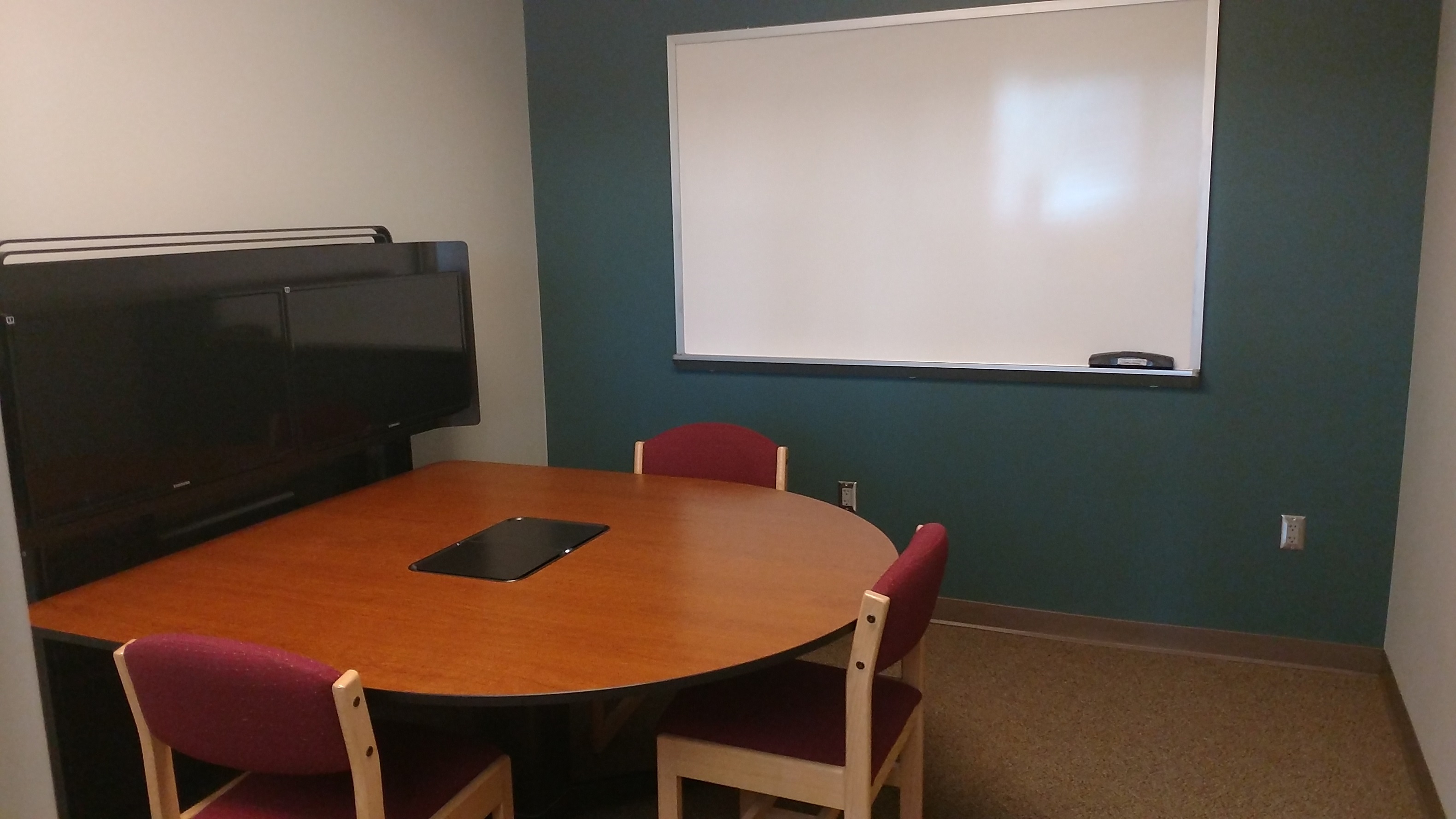 This is a picture of the mediascape study room in the Oak Ridge Library.